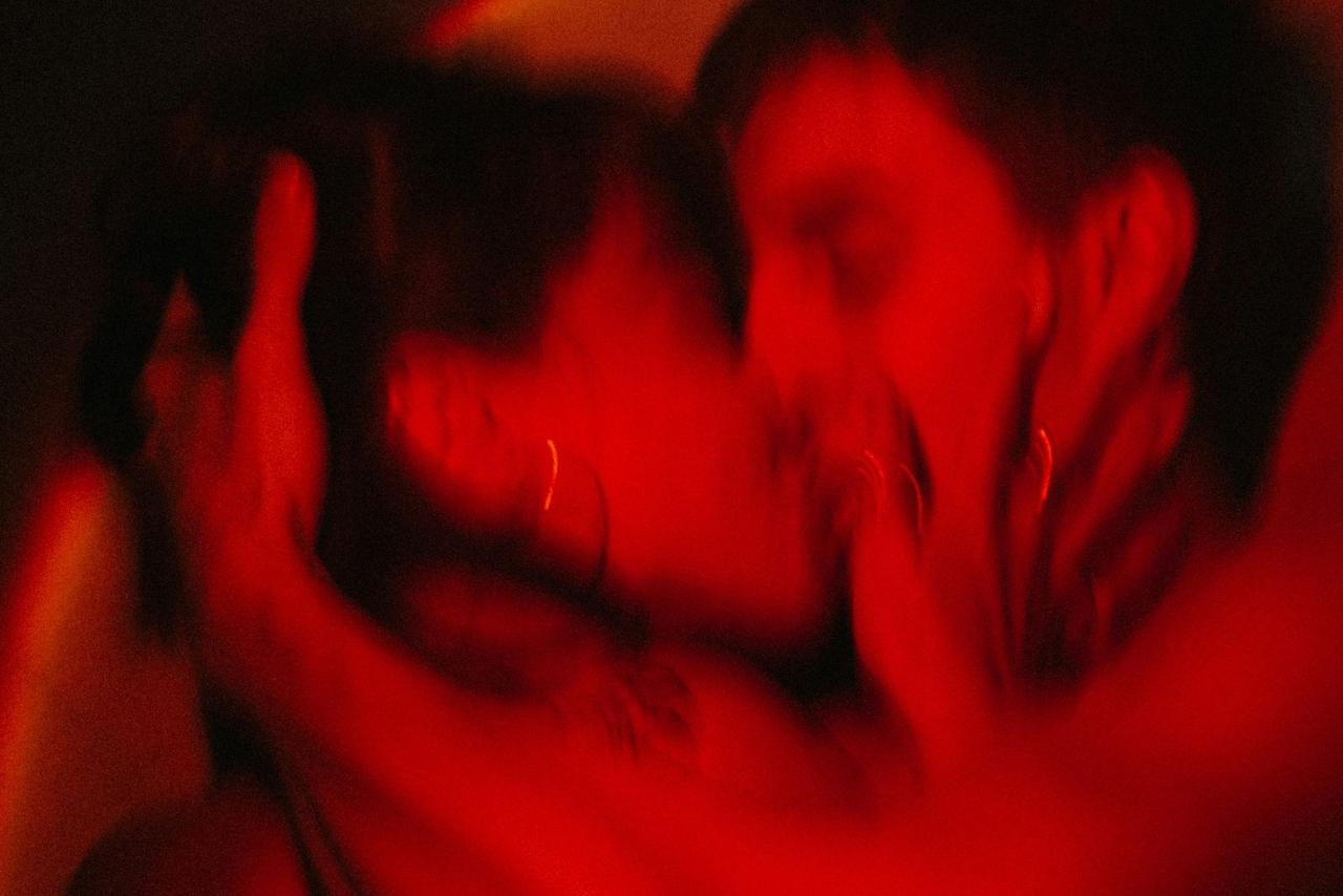 Mujer bisexual independiente y segura, la chica unicornio en la comunidad swinger latina