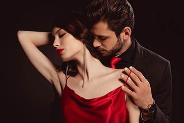 Pareja en actitud íntima y cómplice que representa el lifestyle swinger y la comunidad liberal