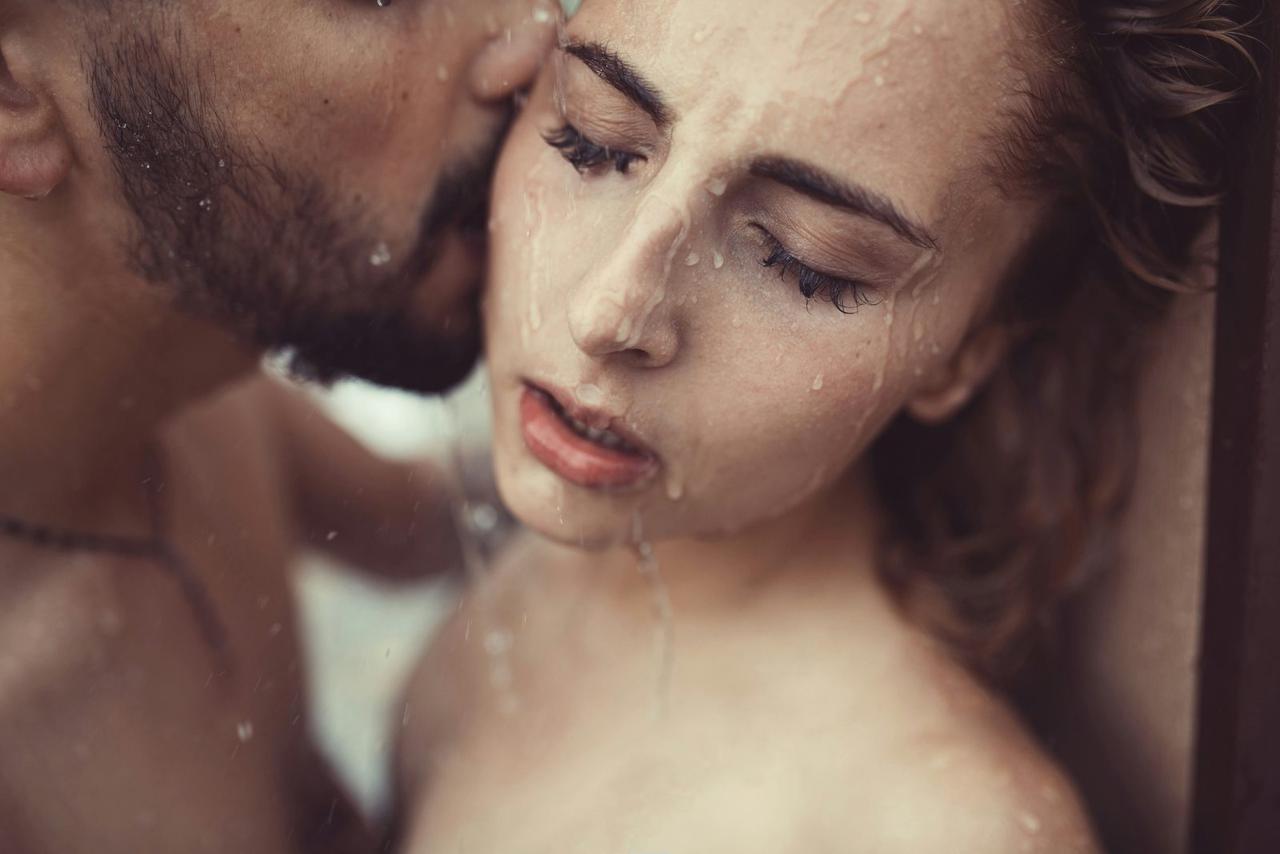 Pareja latina cómplice y algo nerviosa antes de su primera experiencia en el lifestyle swinger